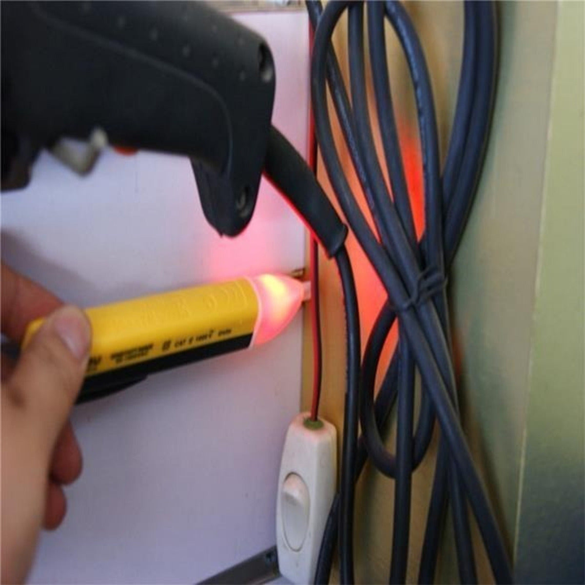 Surveyor Detector Voltaje Sin Contacto 90-1000 Vac – Detección Precisa y Segura